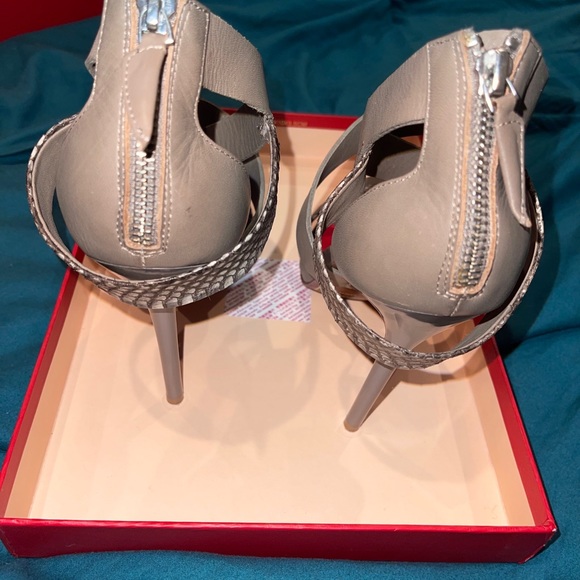 Charles Jourdan Gia Sandal in Taupe. - Picture 7 of 7